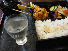 焼き鳥弁当と神聖の生原酒