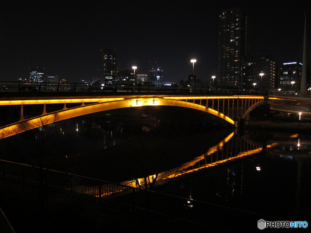 春の夜　風おだやかな　めがね橋