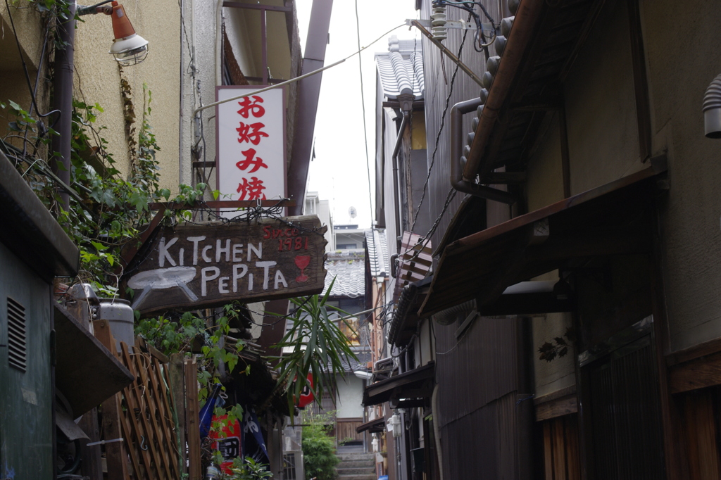 路地裏のキッチン