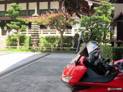 赤いバイクと寺院