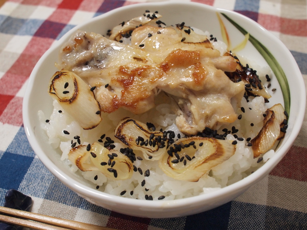 鶏手羽元白ネギ丼