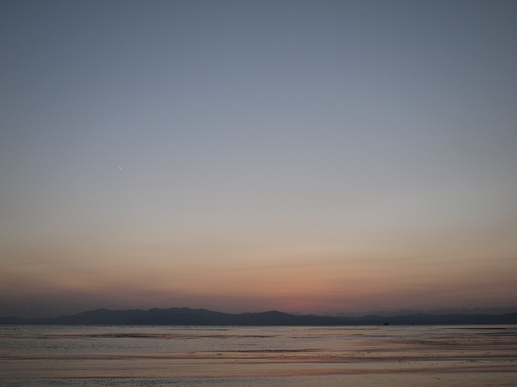 夕空と湖面のグラデーション