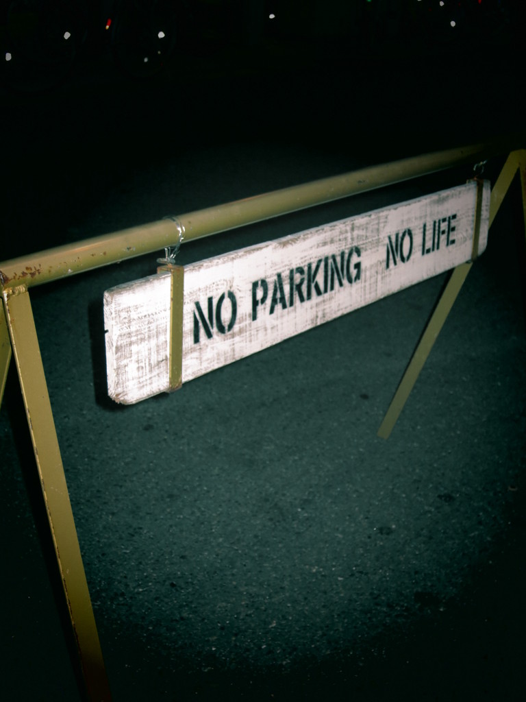 NO PARKING NO LIFE