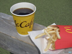 ホットコーヒーとポテトフライ
