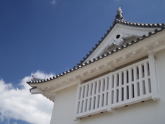 青空、白い雲と備中櫓