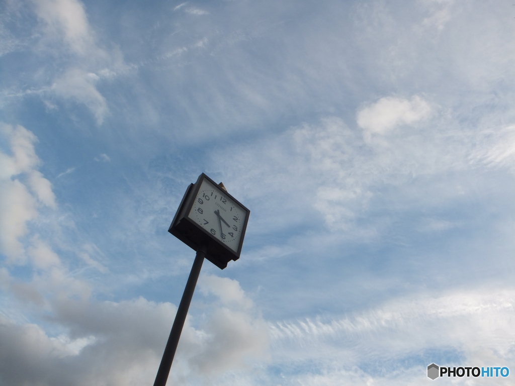 公園の時計と白い雲、青い空