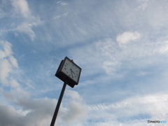 公園の時計と白い雲、青い空