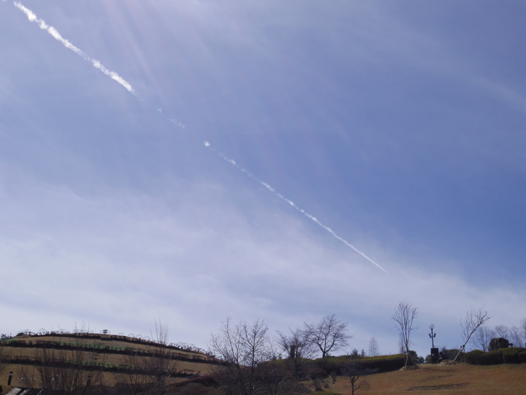 ヒコーキ雲と青空