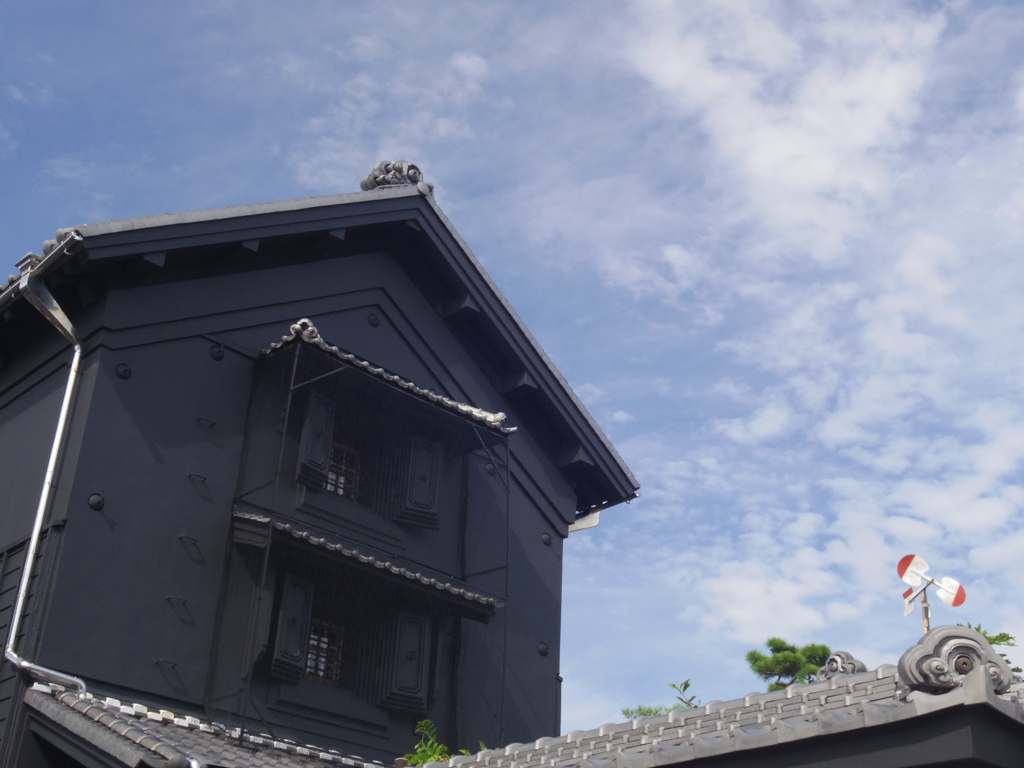 黒壁の蔵と青空