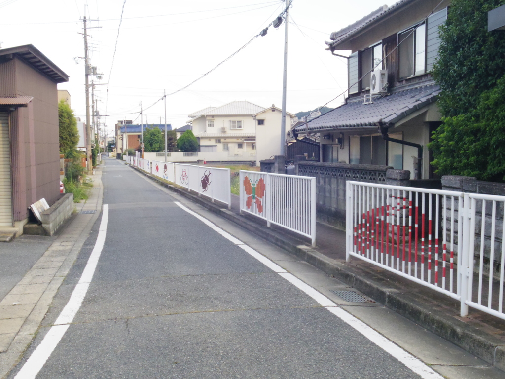 アートな通学路の歩道