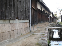 焼杉と水路