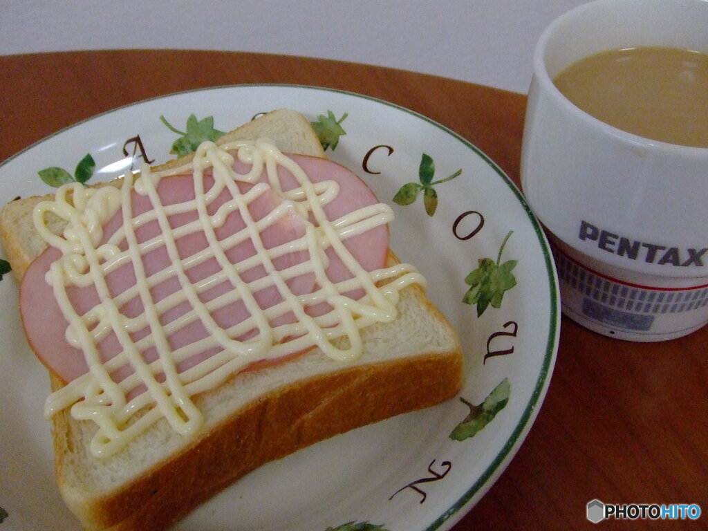 ハムマヨトーストとホットコーヒー
