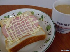 ハムマヨトーストとホットコーヒー
