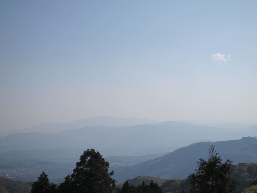 霞む山々