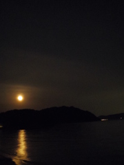 瀬戸内海と月明かり