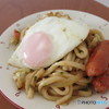 焼きうどん　目玉焼きとチョリソーのせ