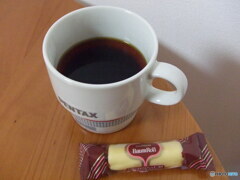 バームロールとブラックコーヒー
