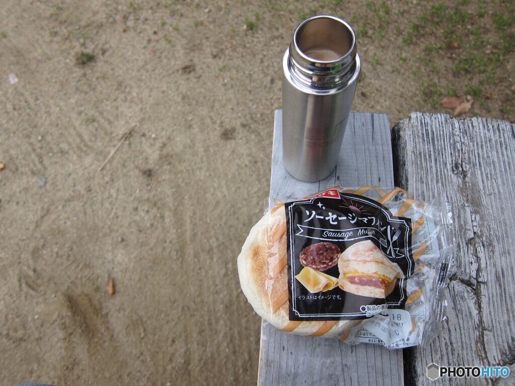 ホットコーヒーとソーセージマフィン