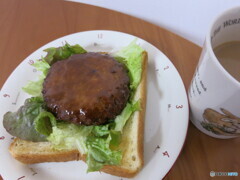 ハンバーグトーストとホットコーヒー