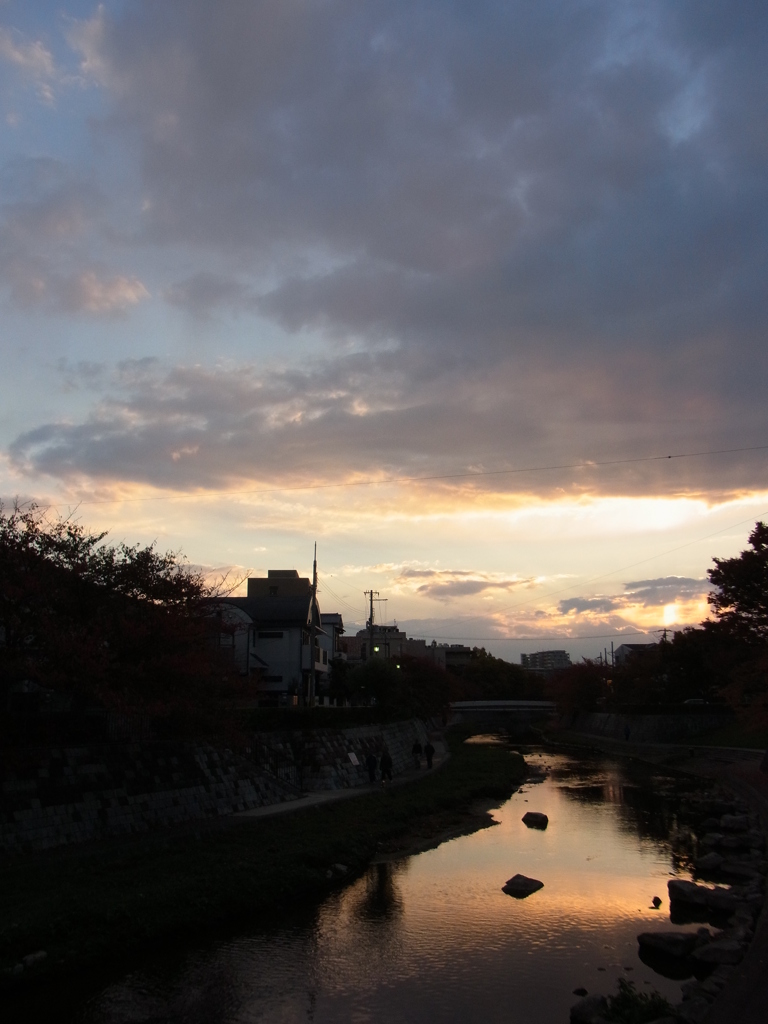 夜明けと水鏡の川