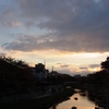 夜明けと水鏡の川