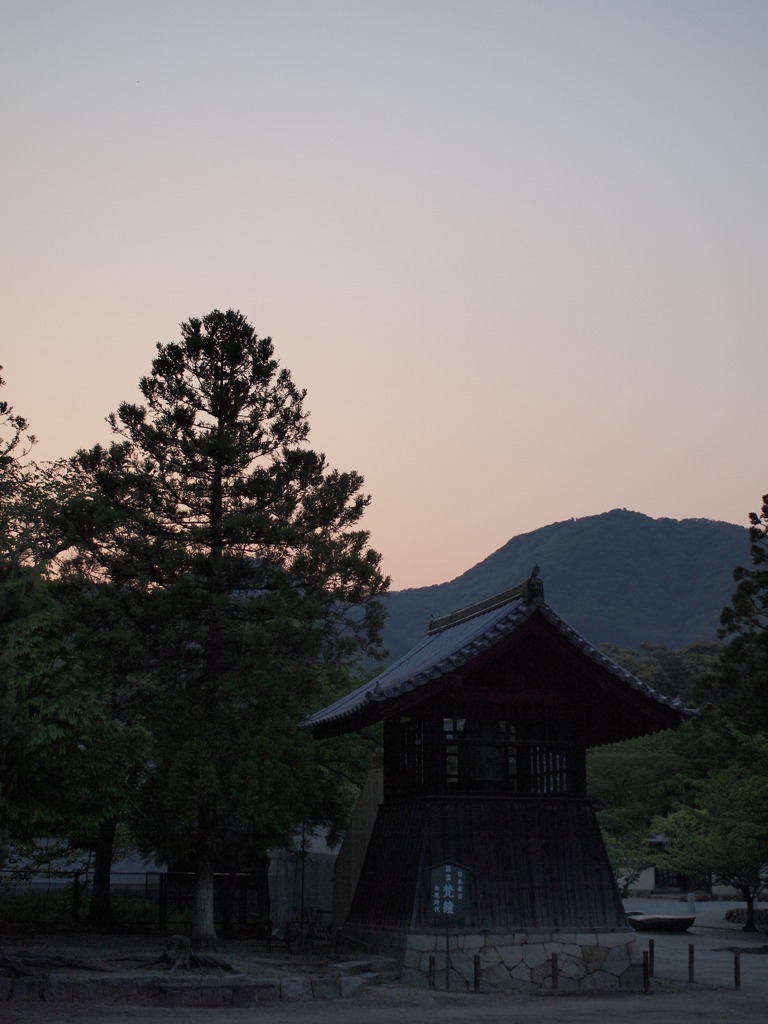 當麻寺と二上山の夕暮れ