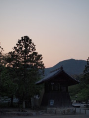 當麻寺と二上山の夕暮れ