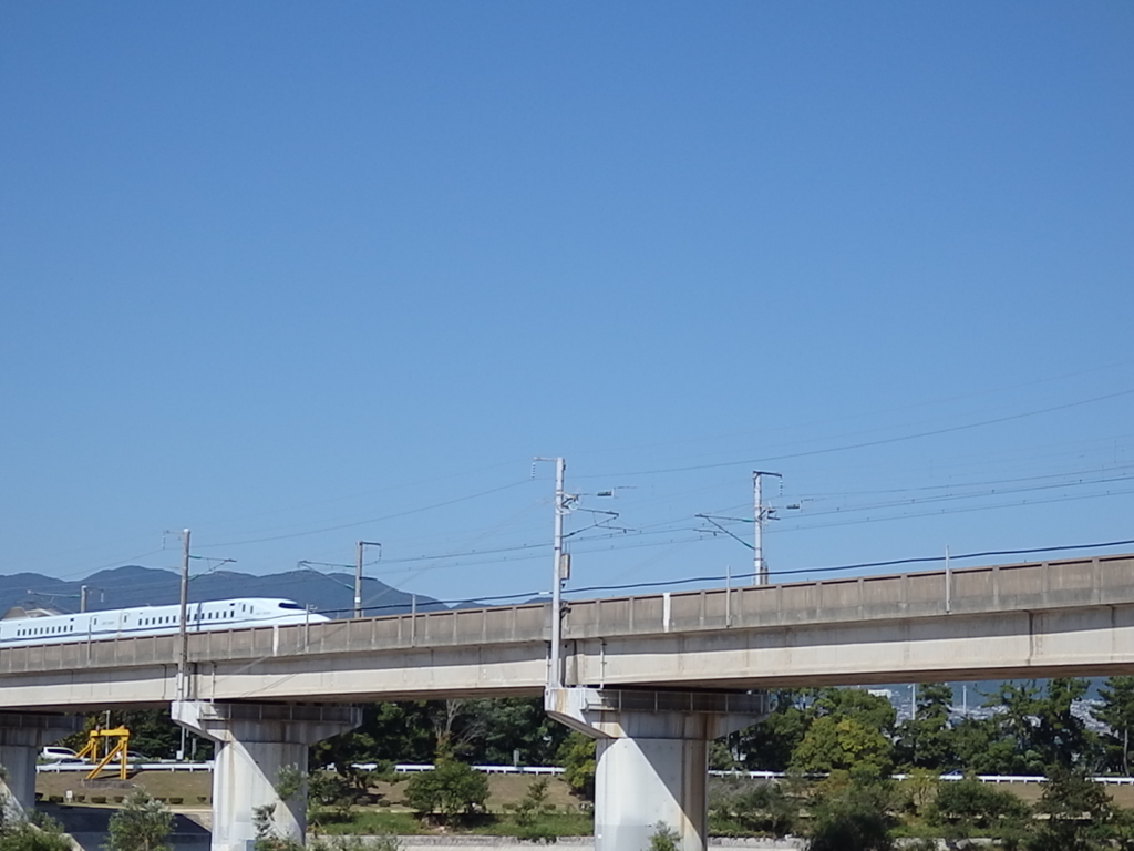 新幹線と青空