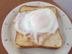目玉焼きトースト