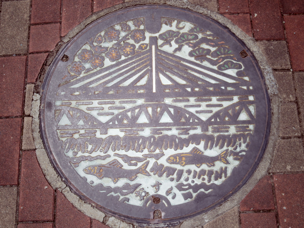 鮎と橋のマンホール・アート