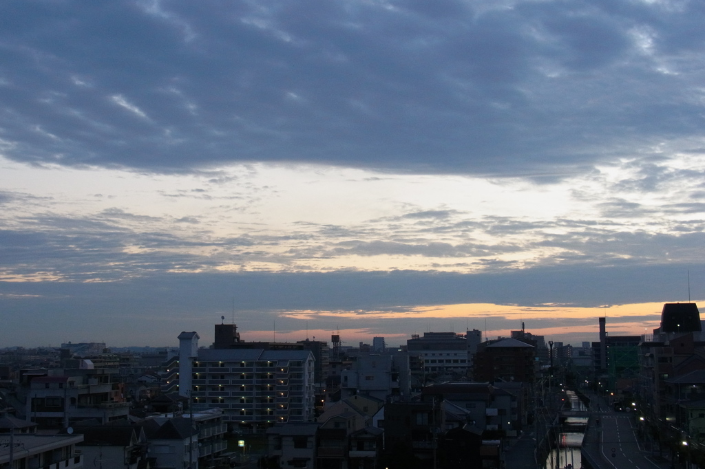 雲間に明るさが見える空