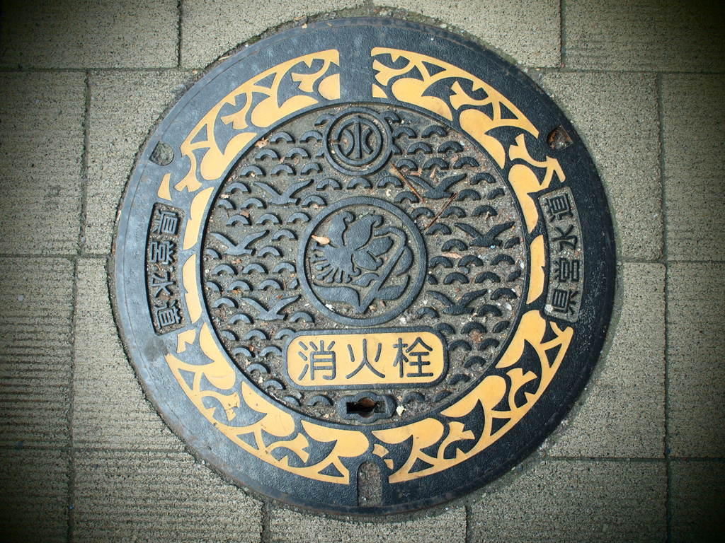 やまゆり、銀杏とかもめのマンホール・アート（消火栓）