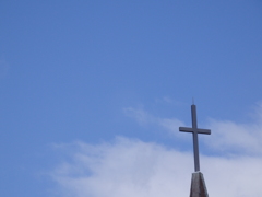 青空の下の十字架