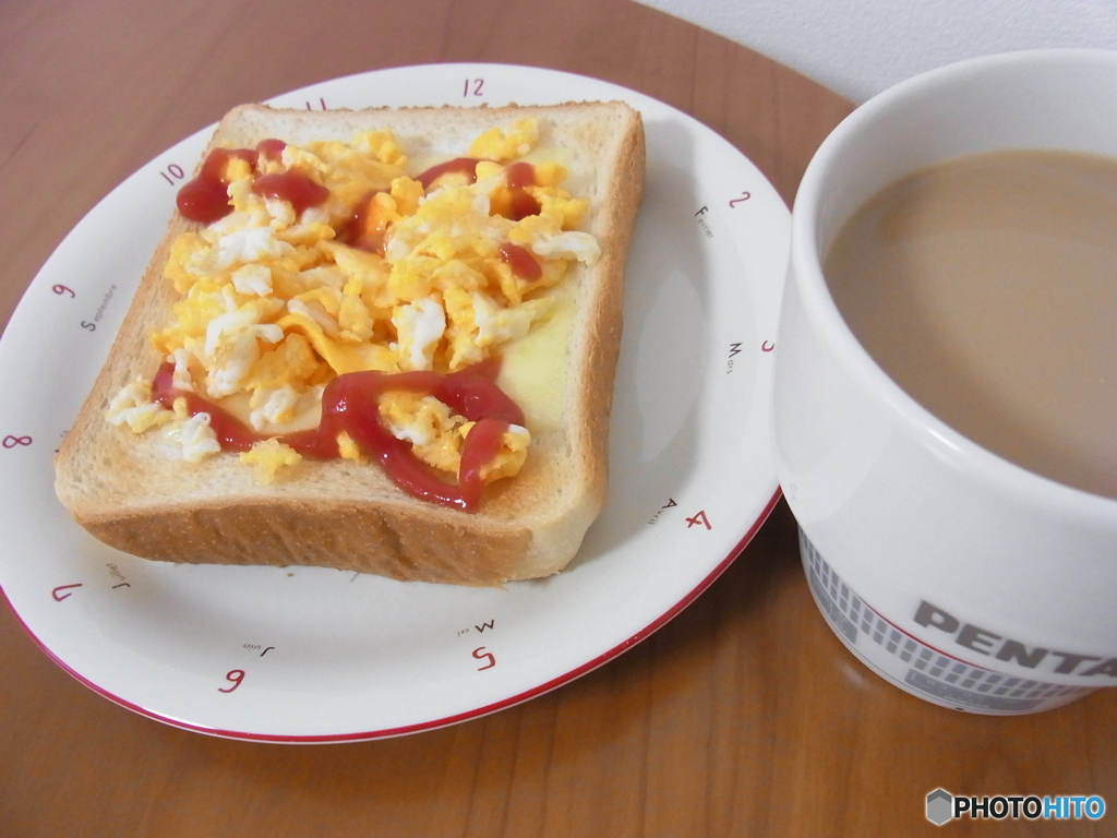 チーズエッグトーストとホットコーヒー