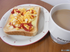 チーズエッグトーストとホットコーヒー