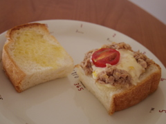 コーンマヨ・ツナ・トマト・チーズトースト