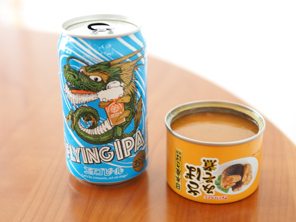 缶ビールとさばみそ煮缶