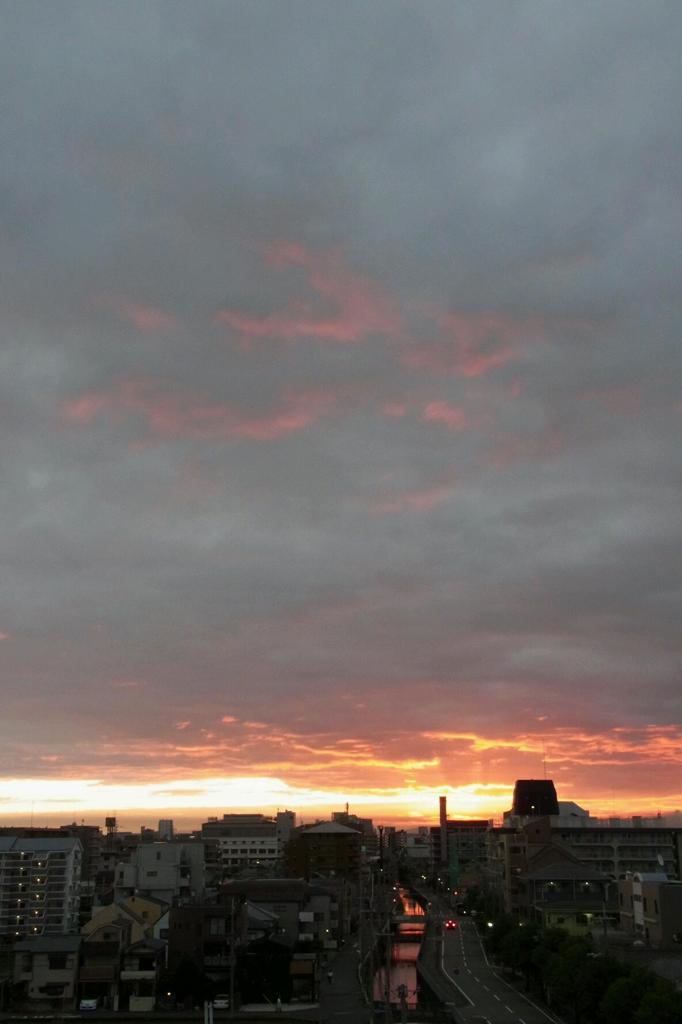 紅い朝の空