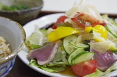 あぶりカツオの色とりどり野菜サラダ