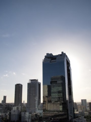 光を背に受けるビルディング