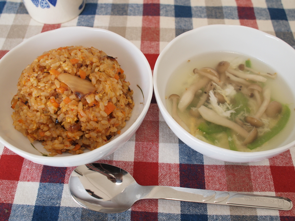 キムチチャーハンと中華スープ