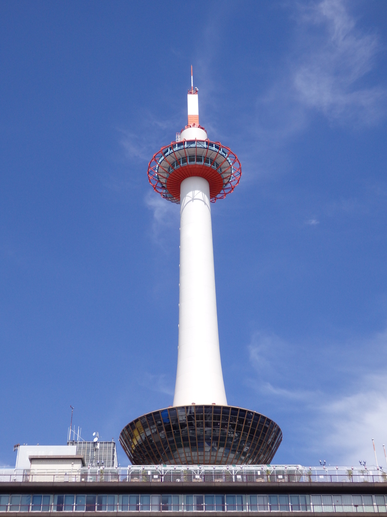 秋空と京都タワー