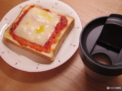 ピザパンとホットコーヒー