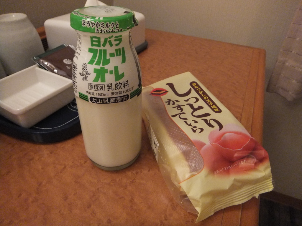 フルーツ牛乳とカステラ