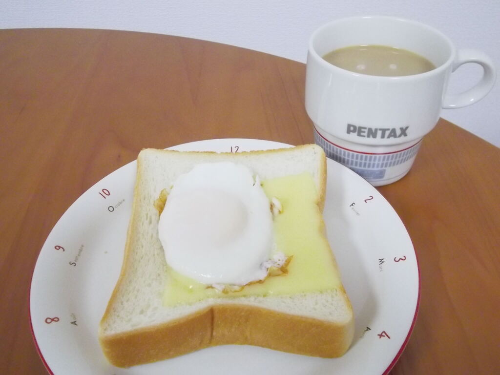 ホットカフェオレと目玉焼きチーズトースト