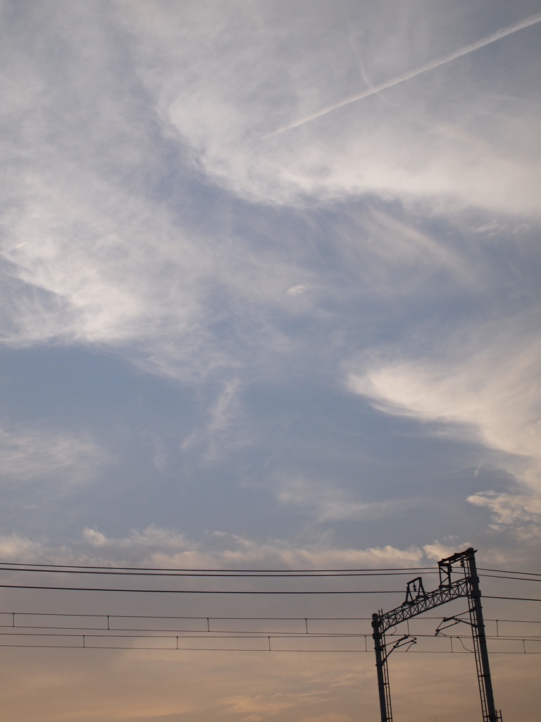 飛行機雲と宝塚の夕空