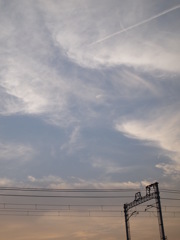 飛行機雲と宝塚の夕空