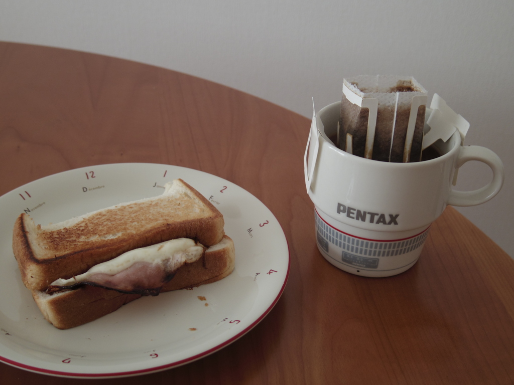 ホットサンドとホットコーヒー