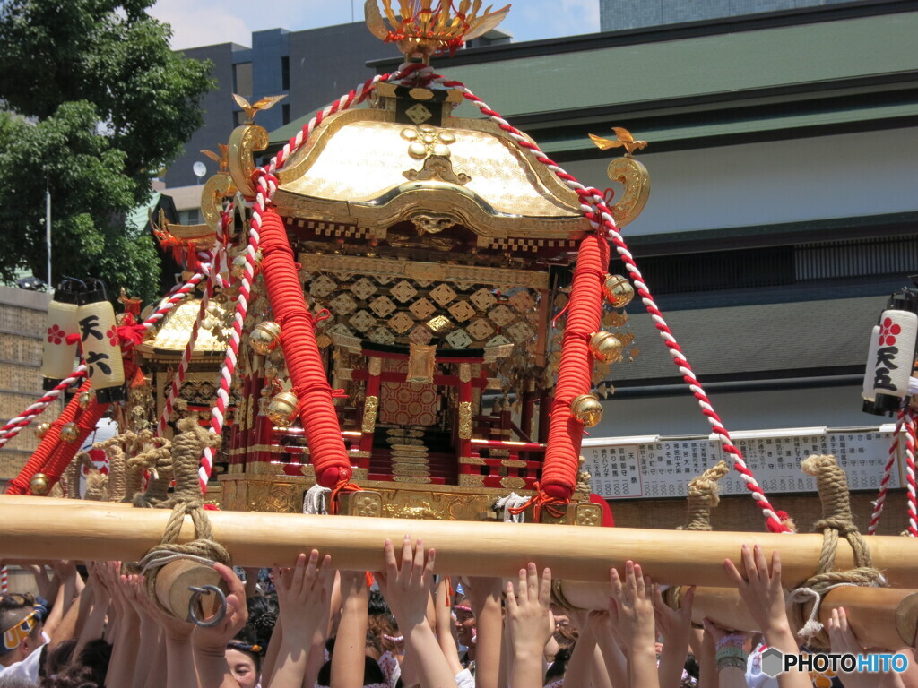 持ち上げる