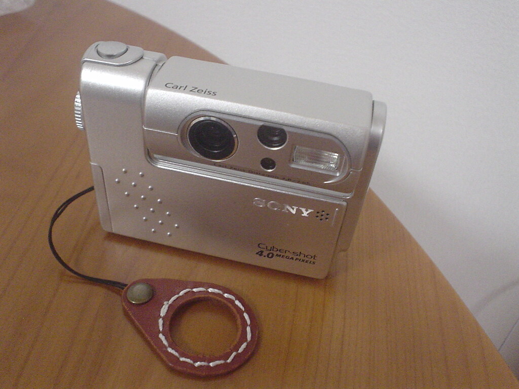 Cyber-shot DSC-F77